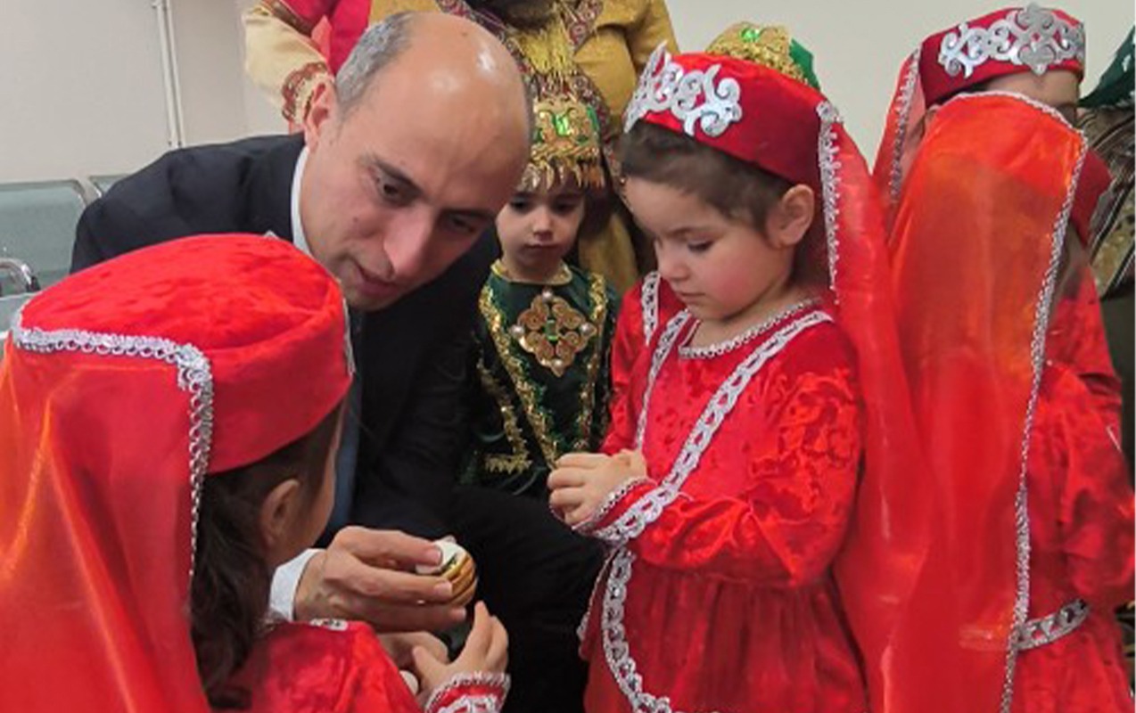 Emin Əmrullayev uşaqlarla yumurta döyüşdürdü&nbsp;- Video