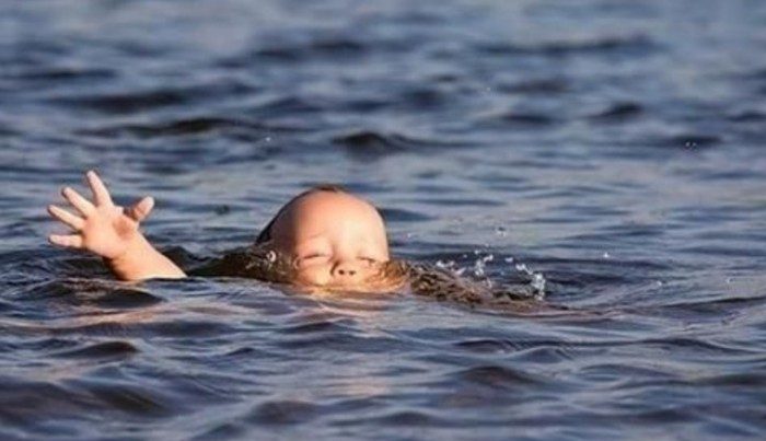 İki yaşlı uşaq su kanalına düşərək ölüb