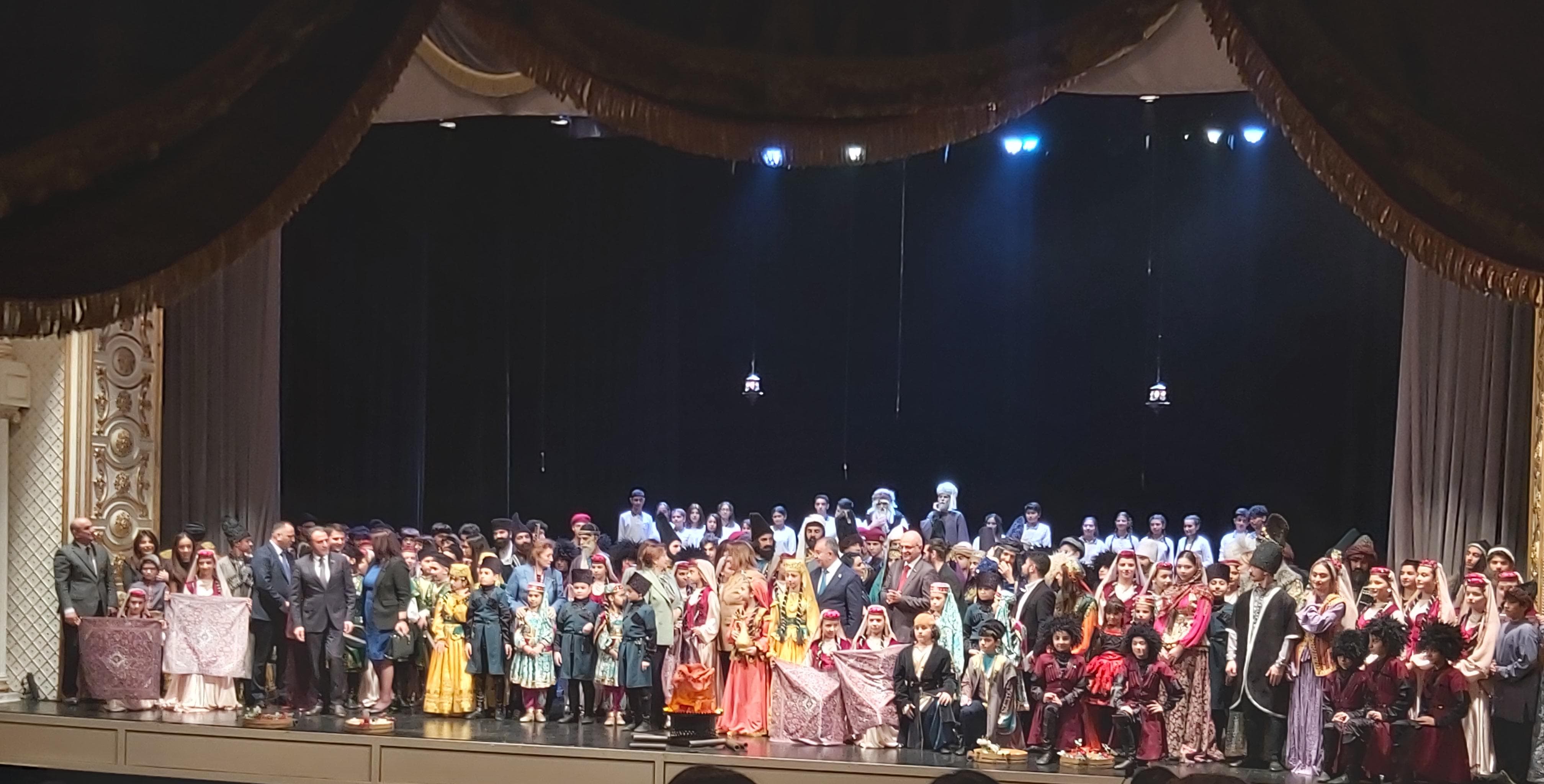 Məktəblilər peşəkar səhnədə