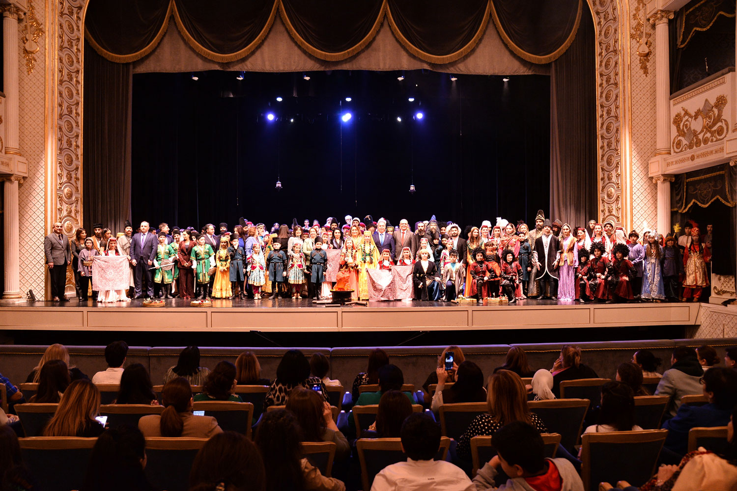 Məktəblilər peşəkar səhnədə