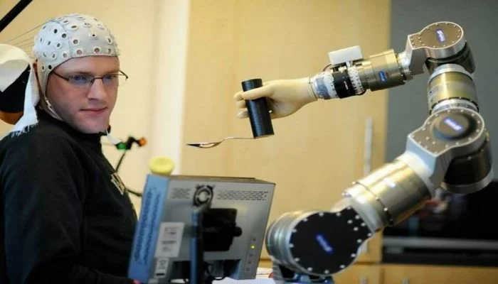 Düşüncə ilə idarə olunan robot-it təqdim edildi