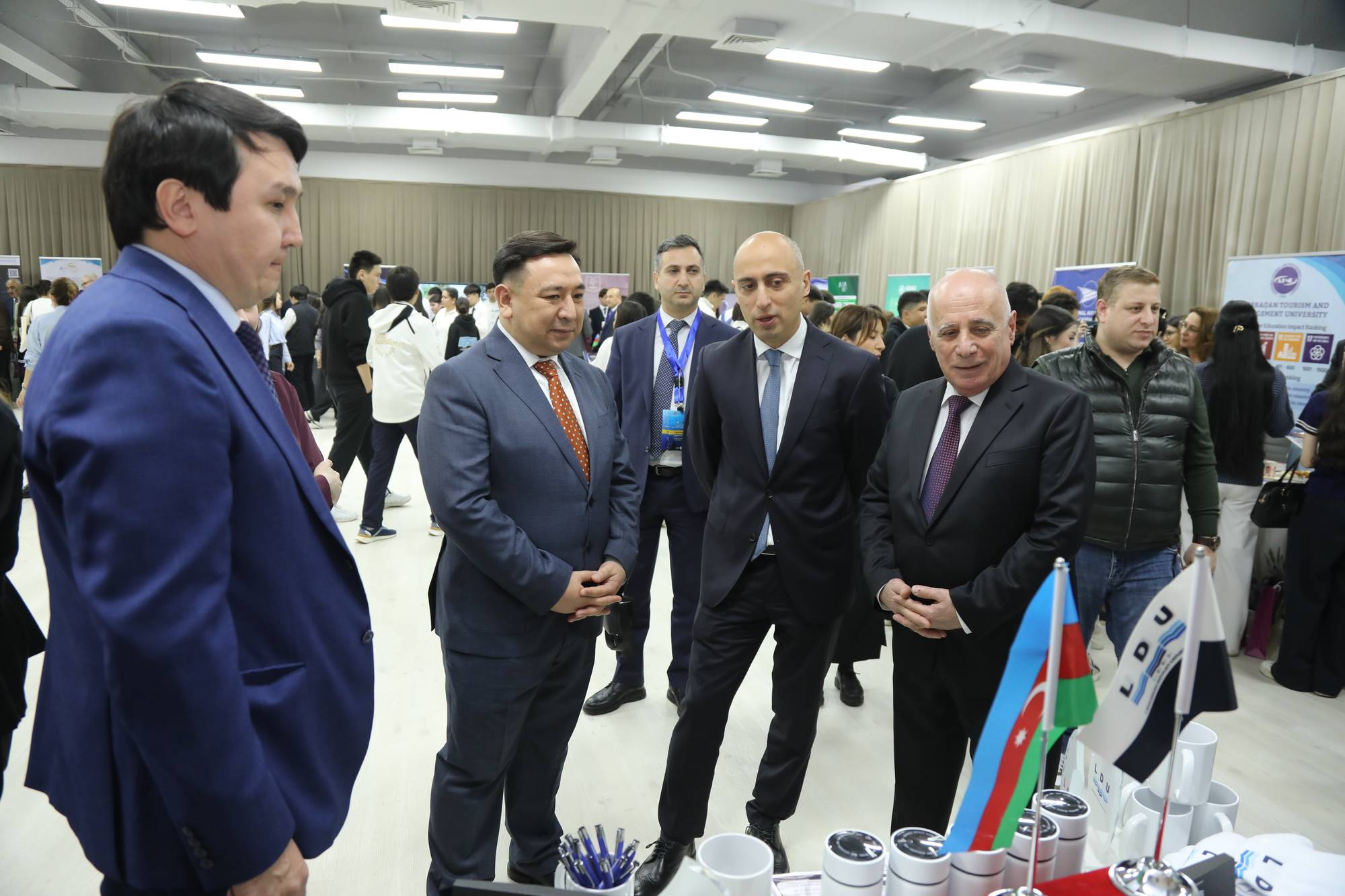 Emin Əmrullayev Qazaxıstanda beynəlxalq təhsil sərgisi ilə tanış olub