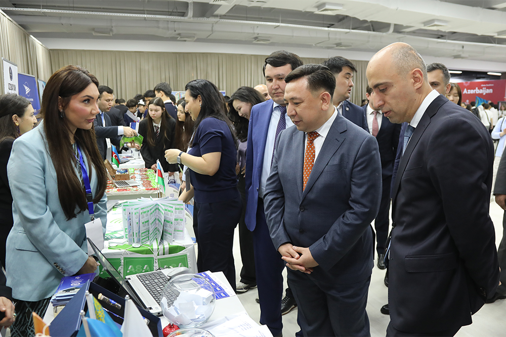 Qazaxıstanda Azərbaycan Universitetinin stendinə böyük maraq
