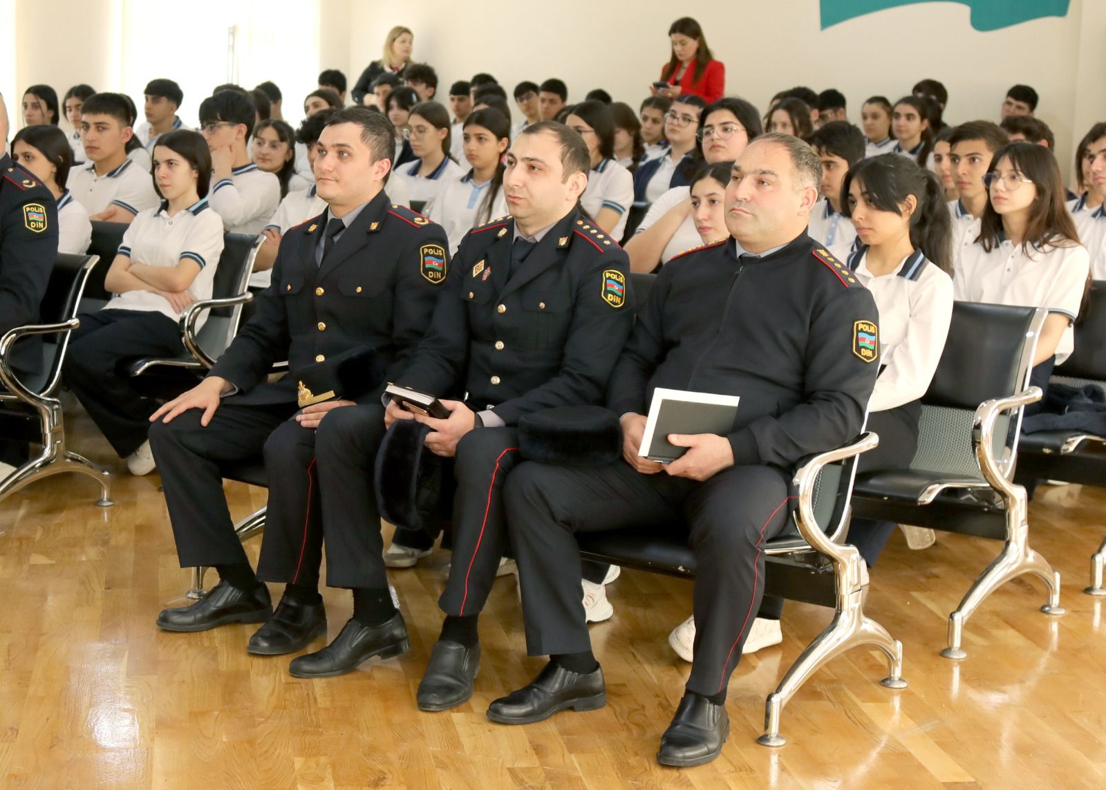 Polis&nbsp;təhsil müəssisələrində maarifləndirmə tədbirləri keçirib