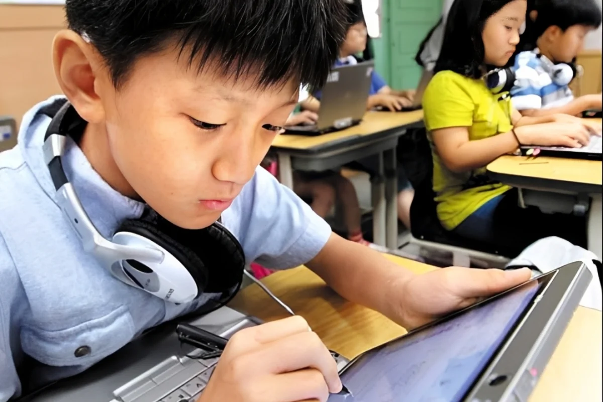 Cənubi Koreyada şagird və tələbələrə kompüterlər paylanacaq