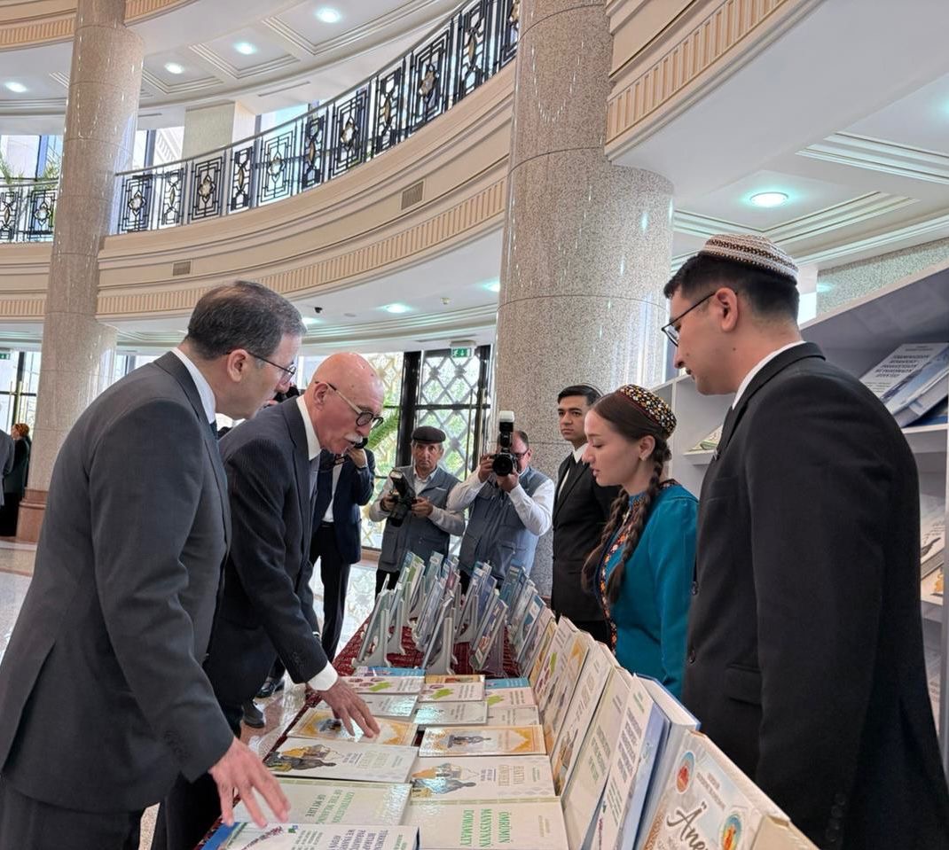 Firudin Qurbanov Türkmənistanın təhsil nazirinin müavinləri ilə görüşüb