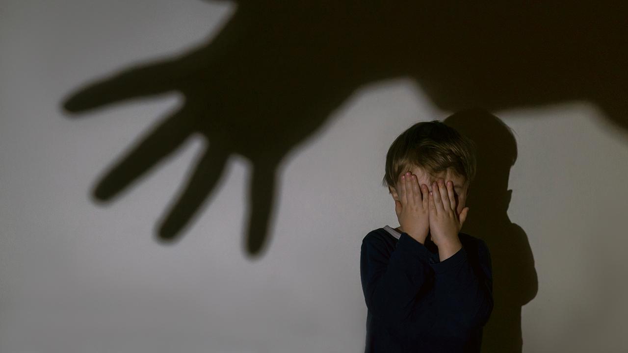 Ata 9 yaşlı oğlunu iki il mikroavtobusda kilidli saxladı