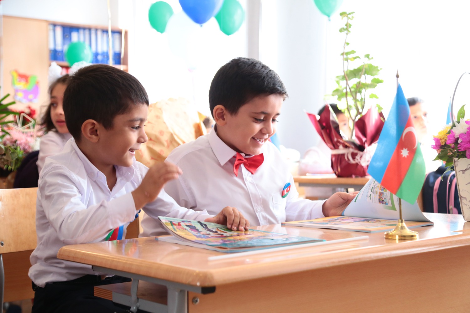 Məktəblərin mikroəraziləri ilə bağlı müraciətlər cavablandırılır