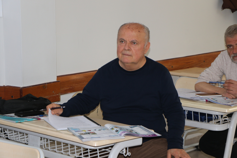 74 yaşlı baba nəvəsi ilə ünsiyyət üçün ingilis dili öyrənir