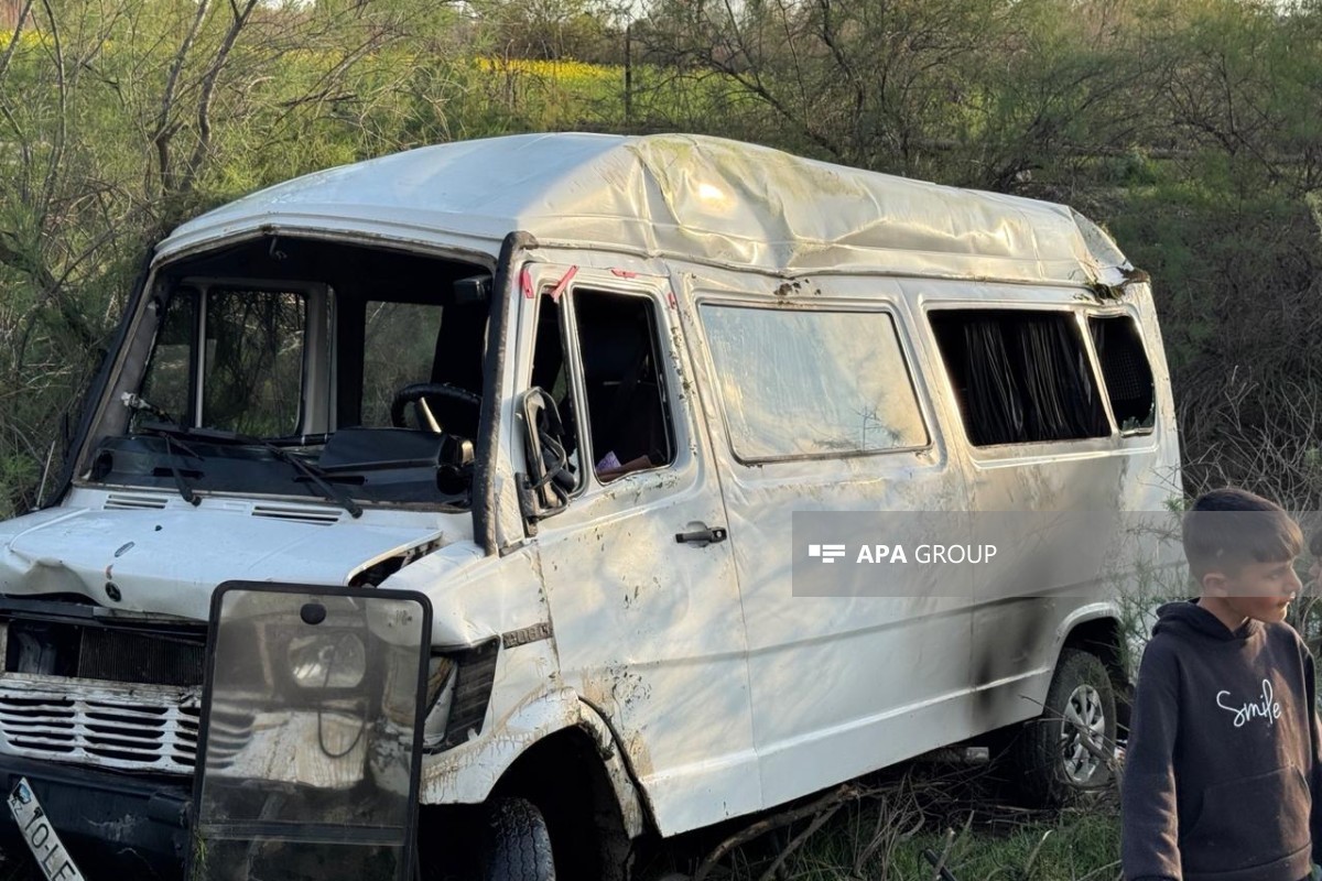 Sabirabadda şagirdləri daşıyan mikroavtobus aşıb&nbsp;