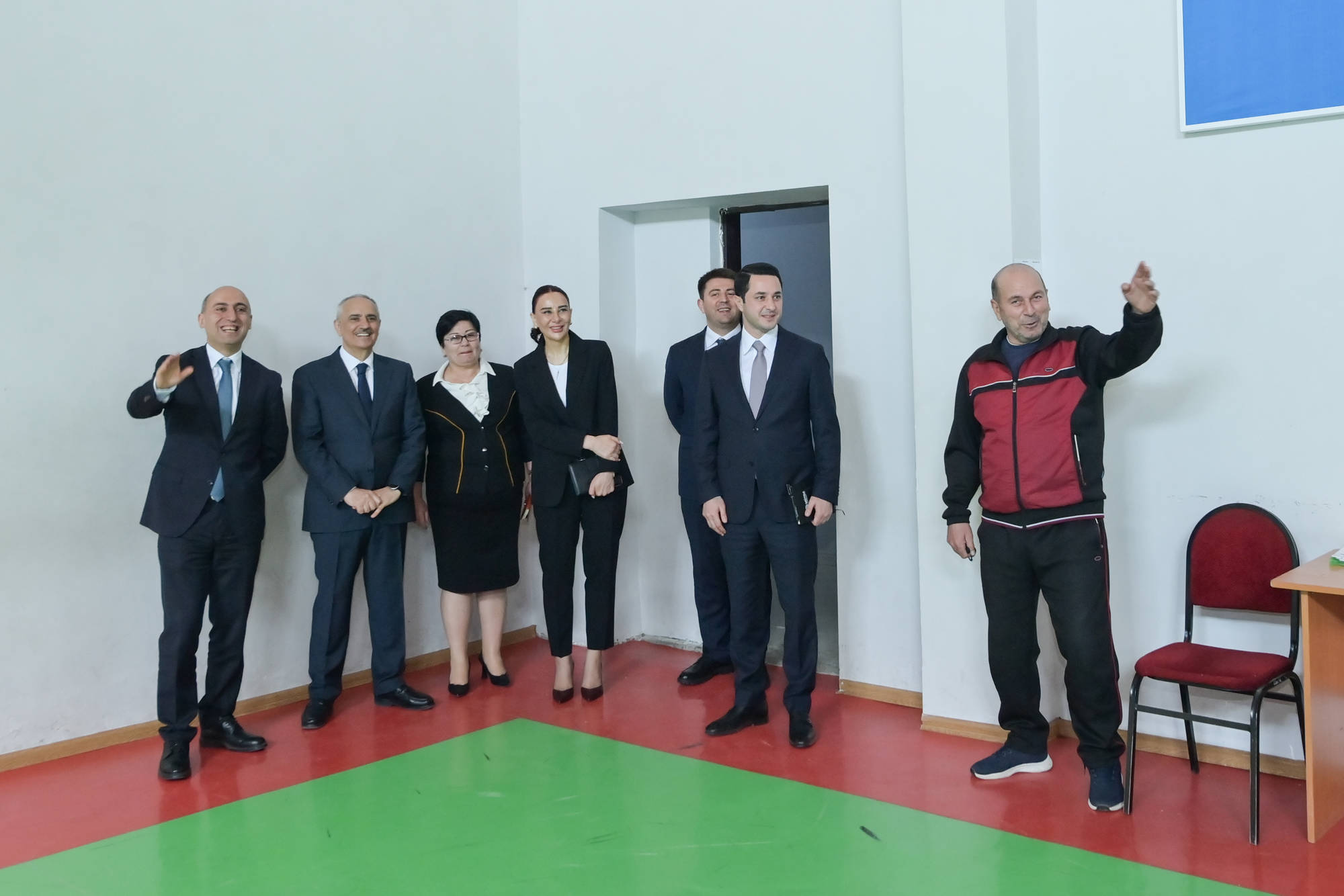 Emin Əmrullayev Qusarda məktəbdə tədris prosesi ilə tanış olub