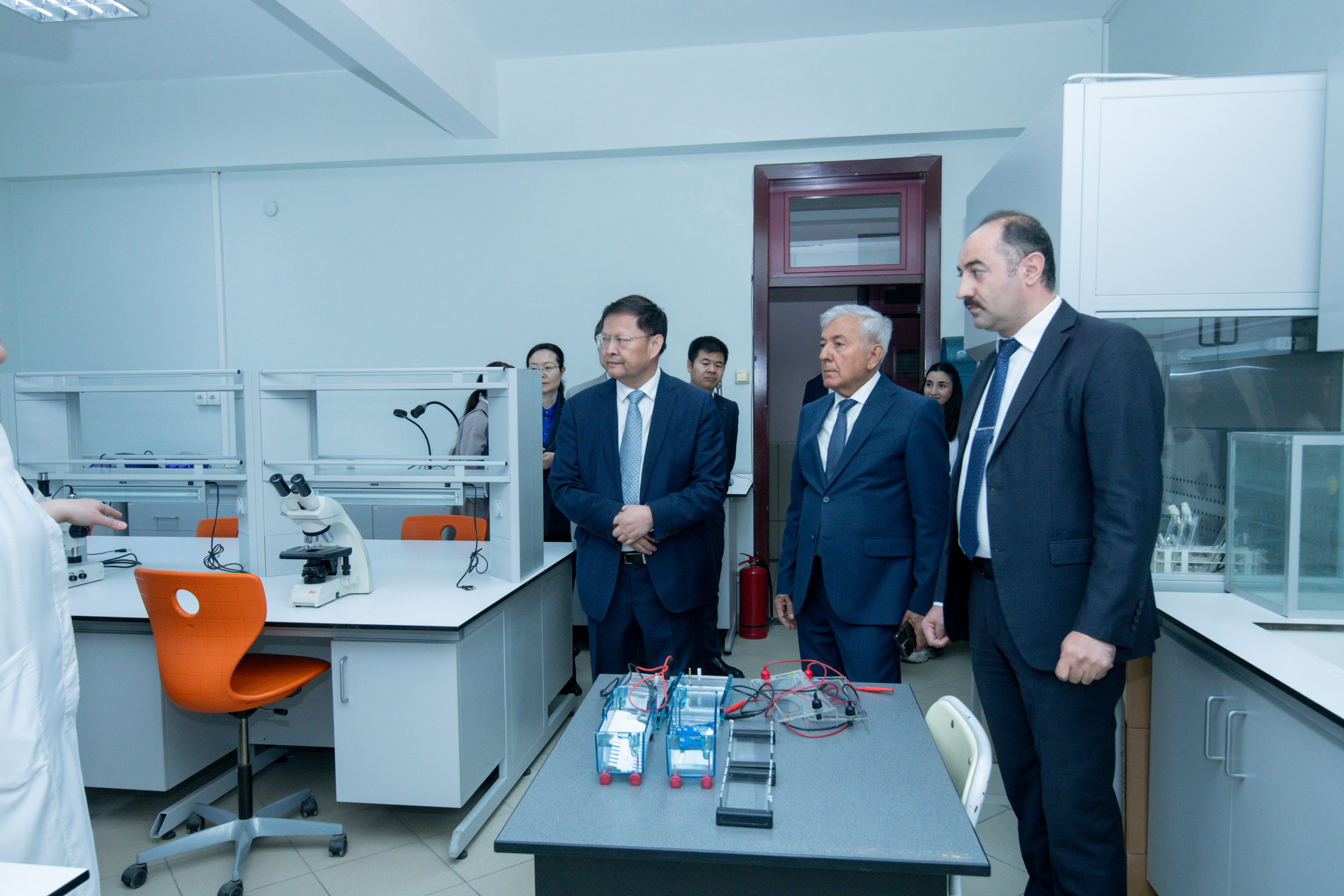 PKTU rektoru BMU-nun müasir laboratoriyaları ilə tanış olub