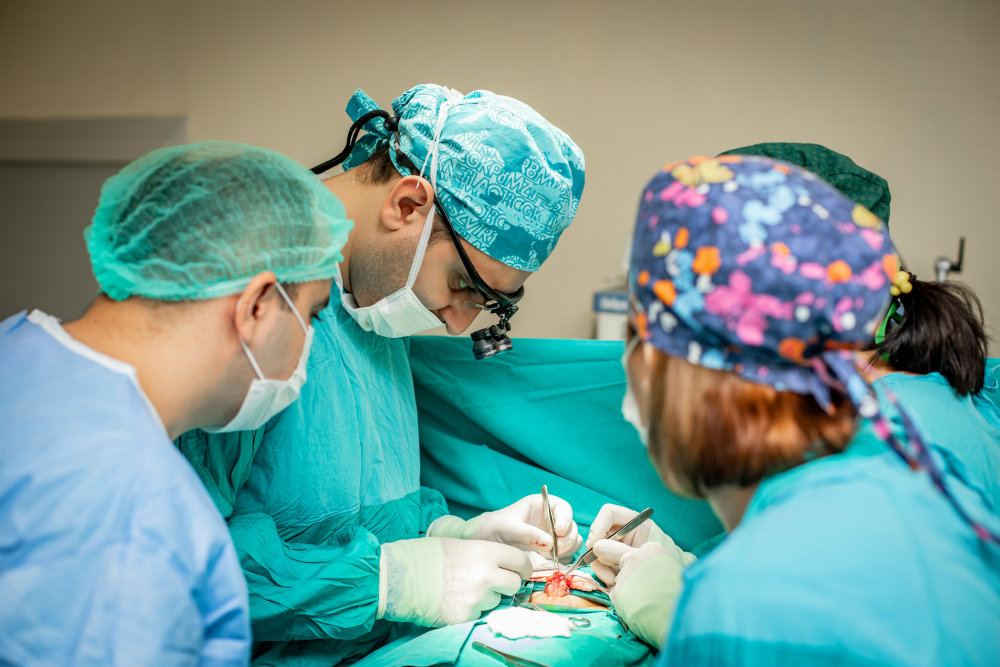 Yeniyetmə qızın mədəsindən nəhəng tük yumağı çıxarıldı