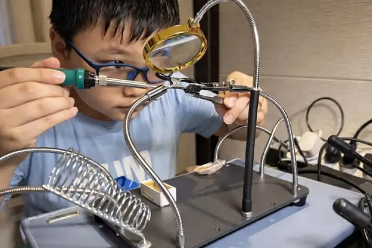 Çində 14 yaşlı şagird reaktiv mühərriki ev şəraitində yığıb