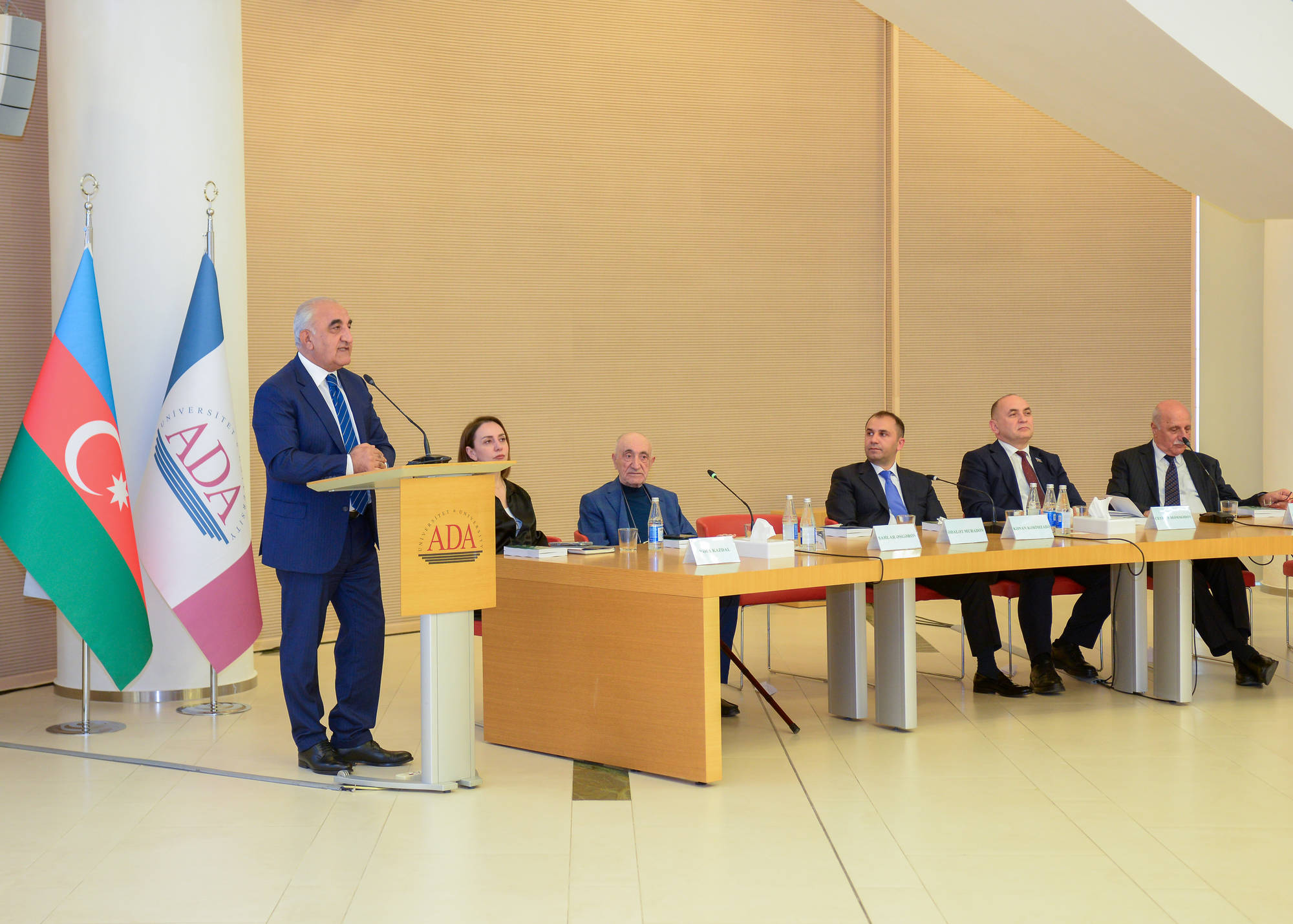 Qlobal təhsil təcrübələrini birləşdirən &ldquo;Yeni çağırışlar&rdquo; kitabı təqdim edilib