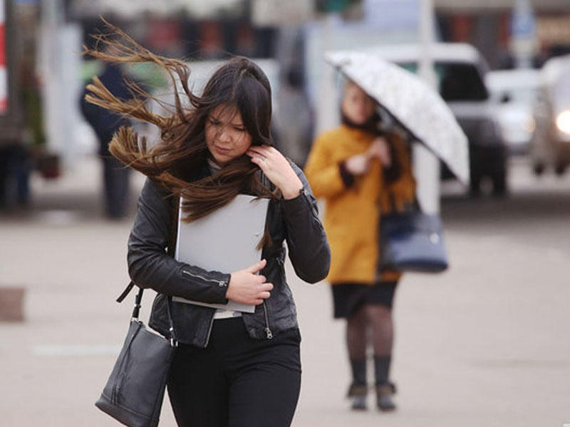 Günün havası - güclü küləl, 26 dərəcə isti...