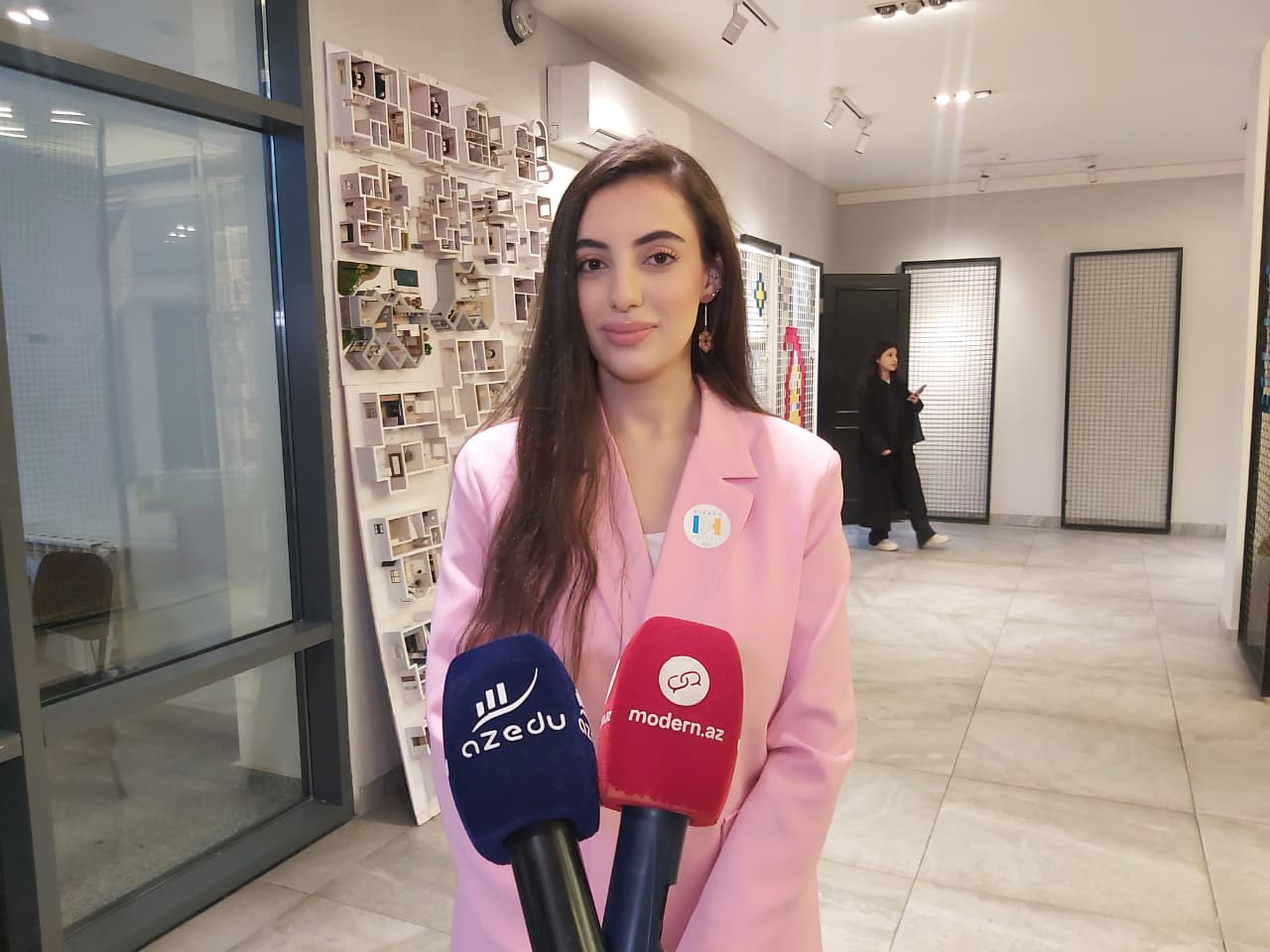 AzMİU tələbəsindən fərdi sərgi: memarlar əsərlərdə canlandı