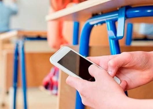 İmtahanda bir nəfərdən mobil telefon tutulub