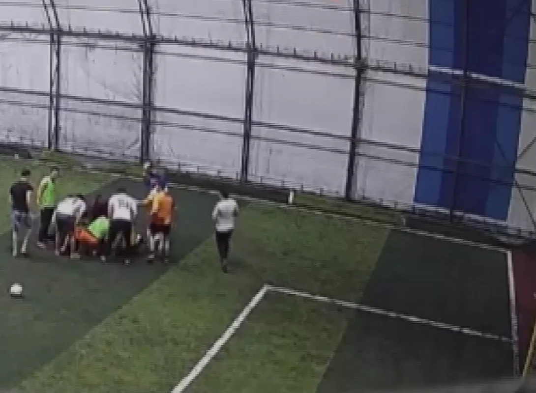 20 yaşlı tələbə futbol oynayarkən həyatını itirdi