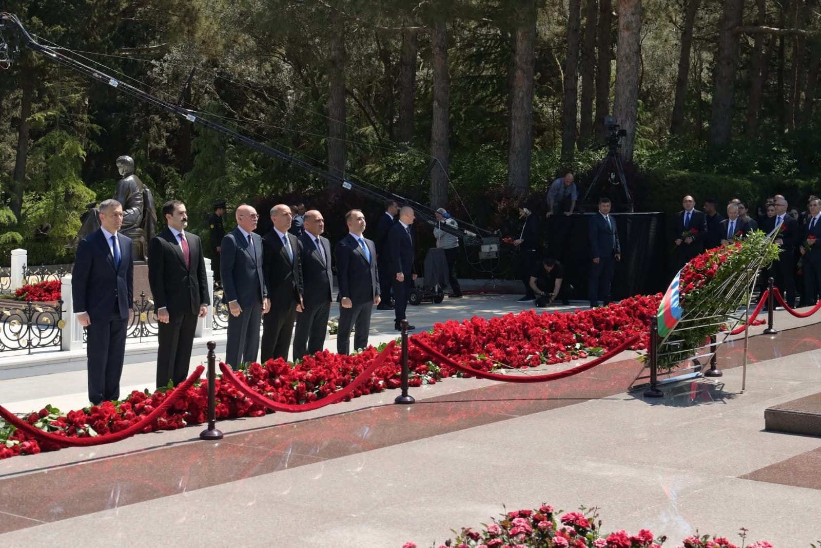 Elm və Təhsil Nazirliyinin kollektivi ulu öndərin məzarı ziyarət edib