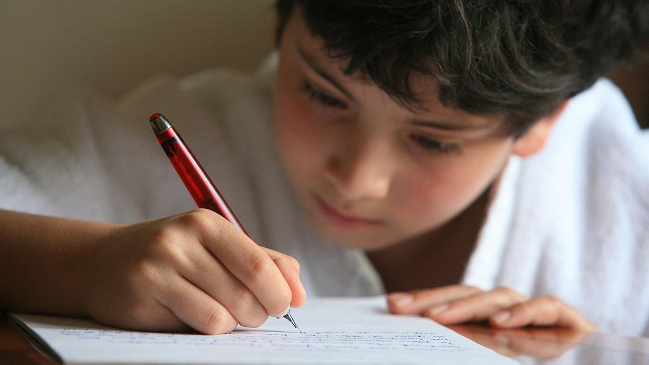 İnsanların çoxu niyə sağ əlindən istifadə edir?