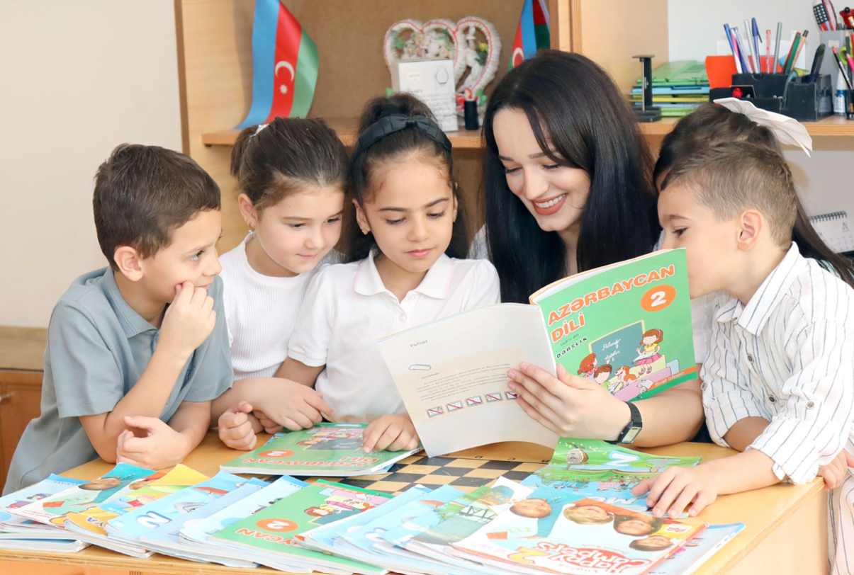 Sinif otağında görünməyən qaydalar: müəllimin hüququ və borcu nədir?