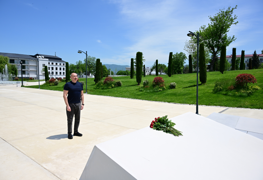 Prezident Xankəndidə Zəfər tağının önünə gül dəstələri düzüb