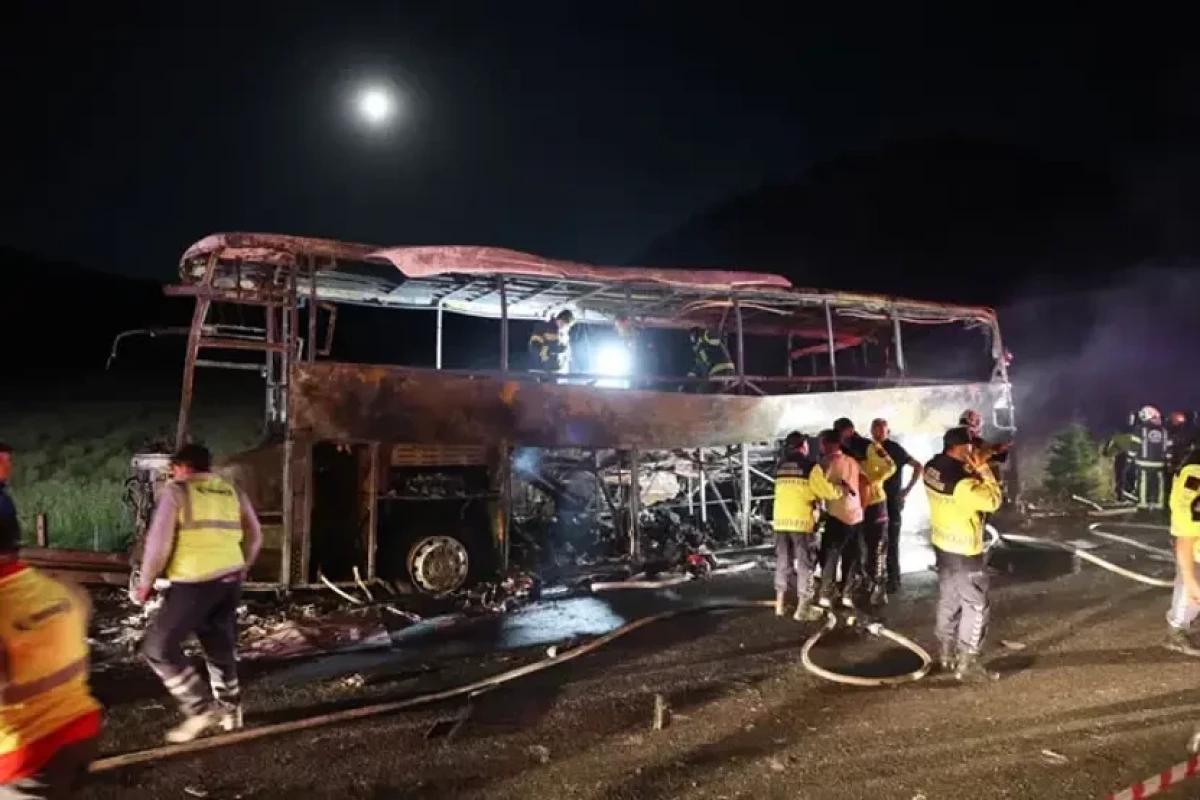 Türkiyədə sərnişin avtobusu yanıb, biri uşaq olmaqla 8 nəfər ölüb