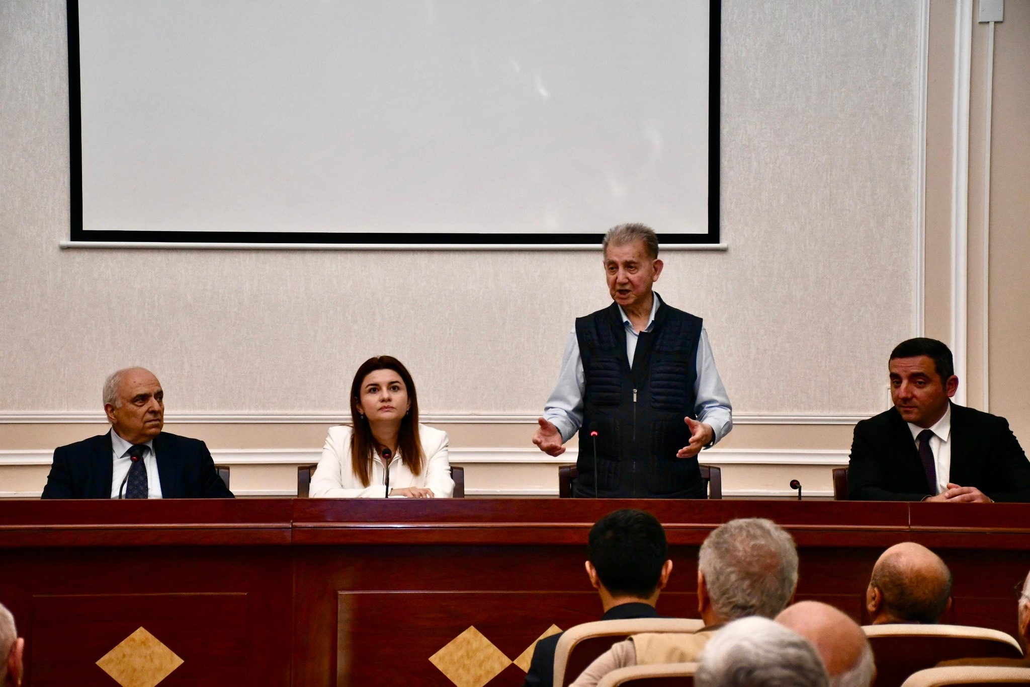 Geologiya İnstitutunda yeni təyinat kollektivə təqdim edilib
