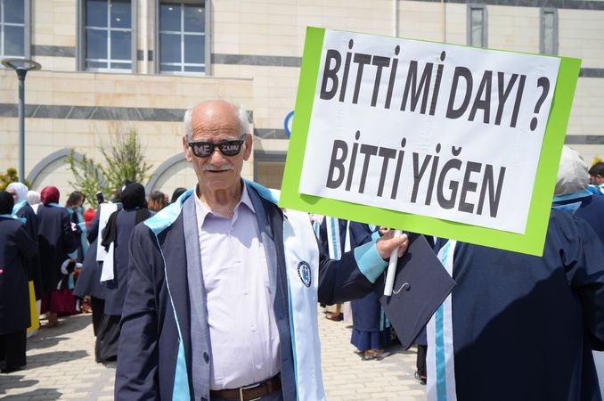 71 yaşında universitetə başladı, 75 yaşında məzun oldu