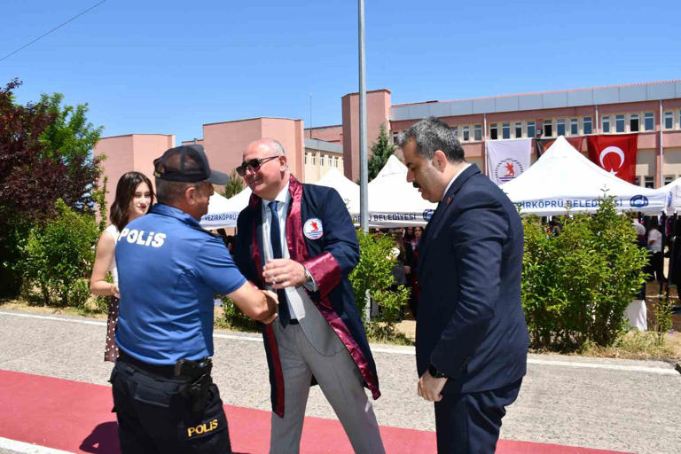 56 yaşında diplom aldı