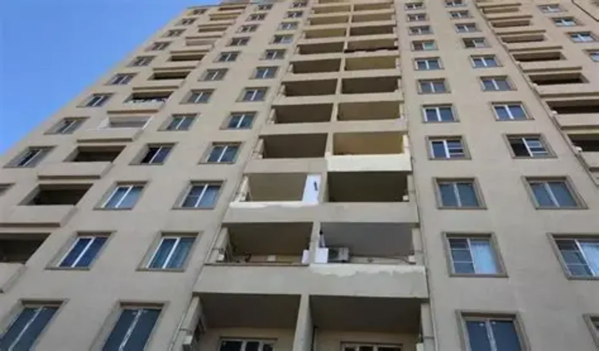 Bakıda 19 yaşlı qız eyvandan yıxıldı