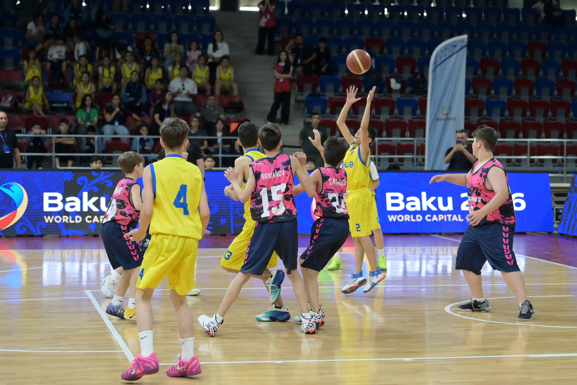 Nazir məktəblilər arasında basketbol yarışını izləyib
