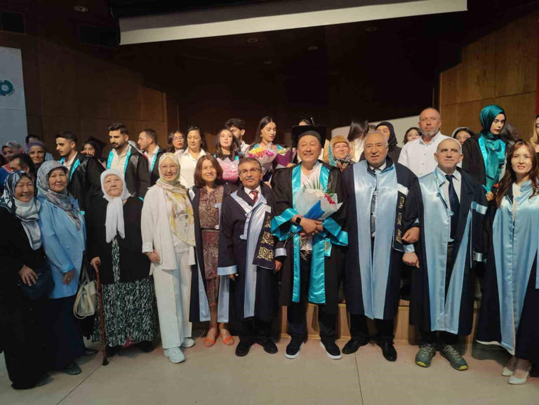 64 yaşında universiteti fərqlənmə ilə bitirdi