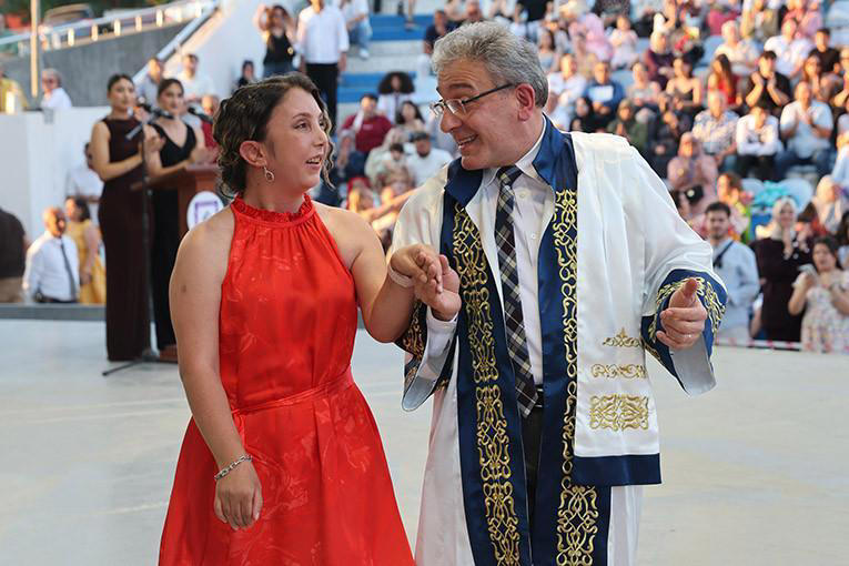 Ana qızının gözü oldu: fədakarlıqla gələn məzuniyyət