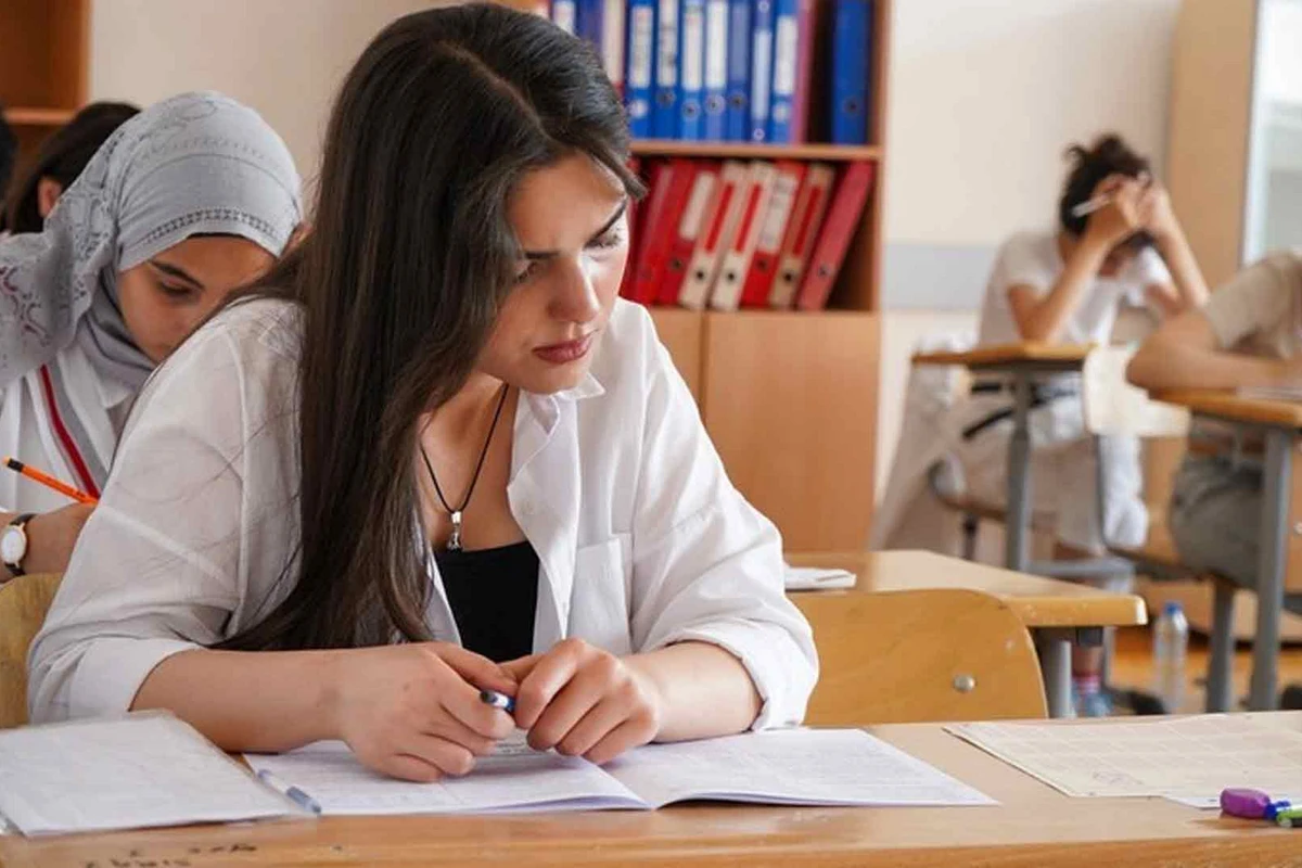 Abituriyentlərin çarəsizliyindən pul qazananlar: 200 manata 10 dəqiqəlik "sehirli" fırıldaq