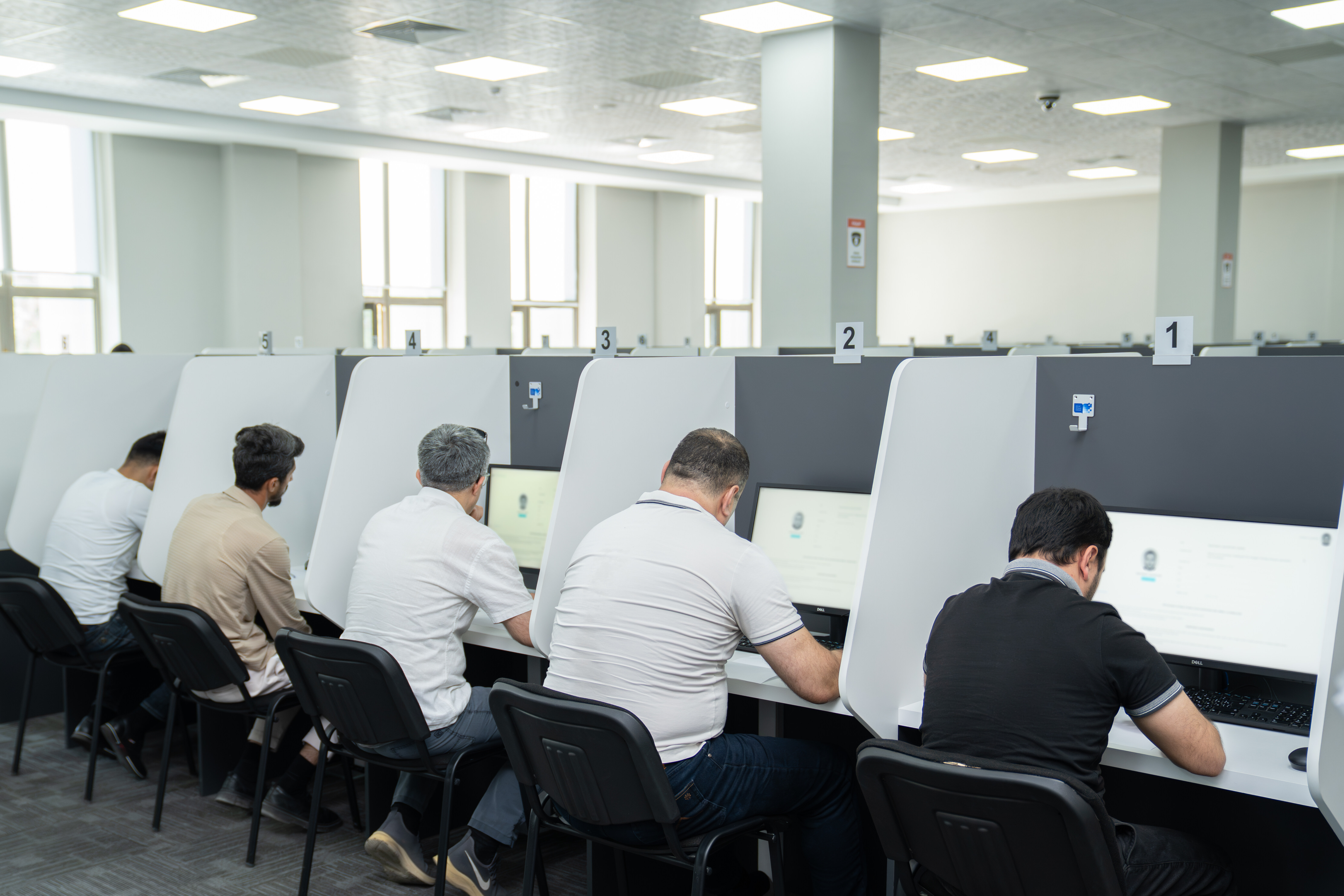 Dövlət icra məmuru fəaliyyəti ilə məşğul olmaq istəyən şəxslər üçün test imtahanı keçirilib
