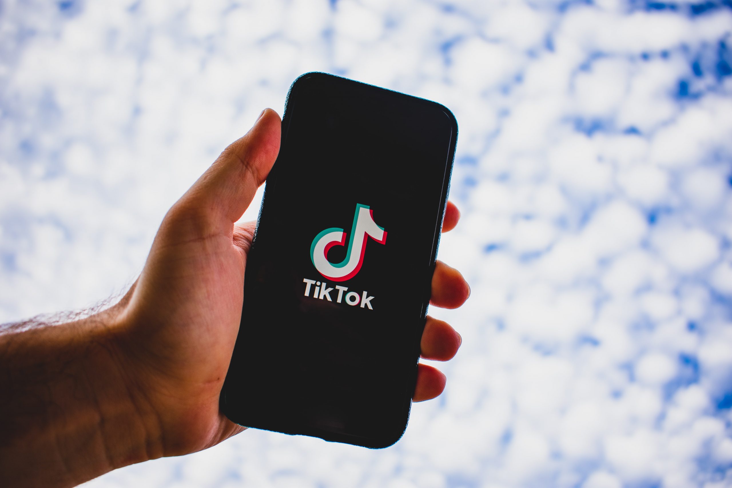 "TikTok"a Aİ-dən xəbərdarlıq: Uşaqların hesabları daha təhlükəsiz olmalıdır