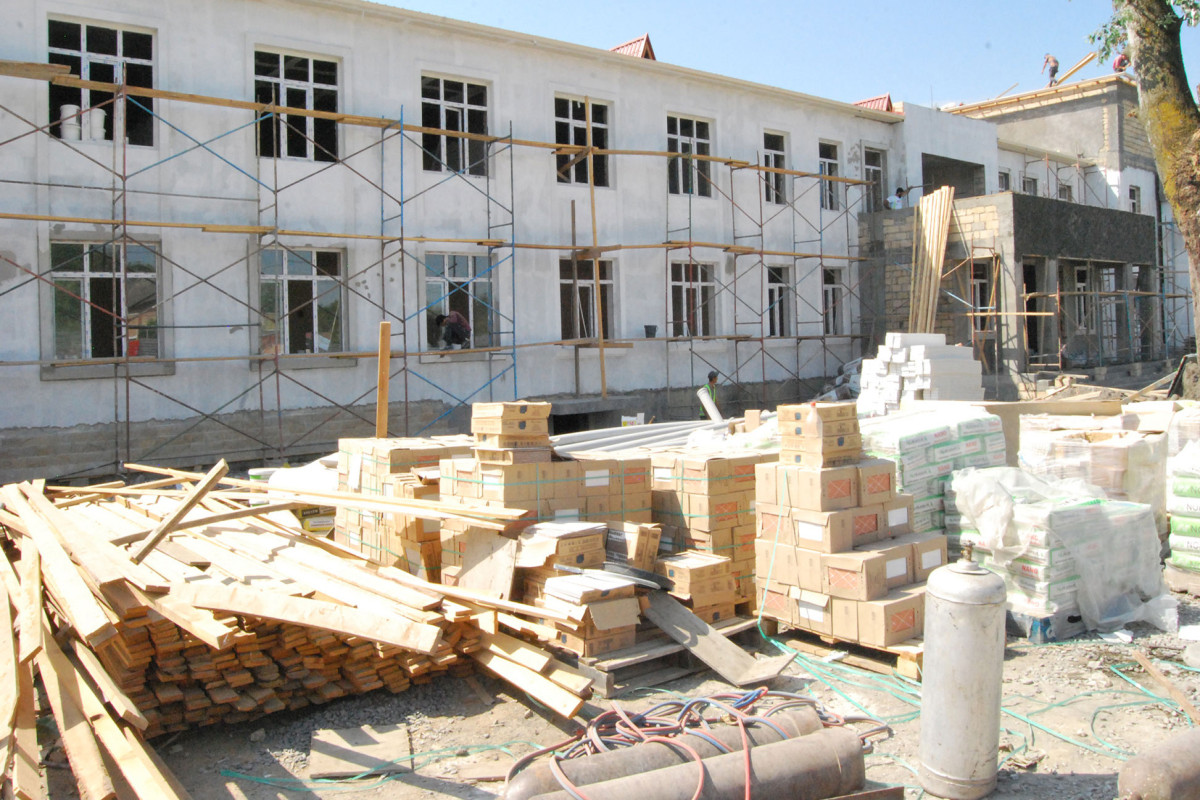 Bakı məktəb və bağçalarında yeni tədris ili öncəsi tikinti və təmir işləri aparılır