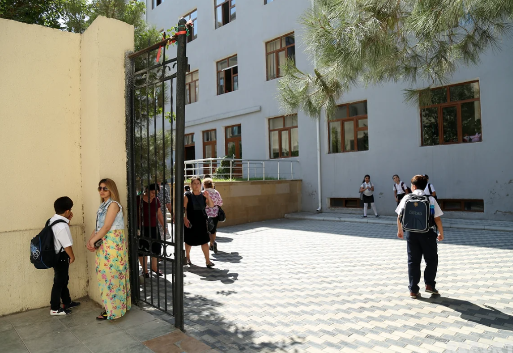 Məktəbdə valideynə &ldquo;stop&rdquo; qoyulmalıdır? - Təhlükəsizlik qaydaları yenidən GÜNDƏMDƏ