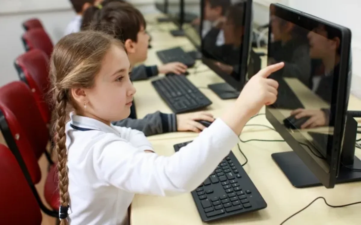Azərbaycanda məktəblərdə kompüterlərin sayı 30 %-ə yaxın artıb