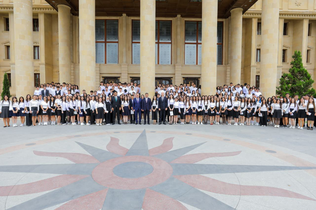 Yüksək nəticə göstərmiş məzunlarla GÖRÜŞ