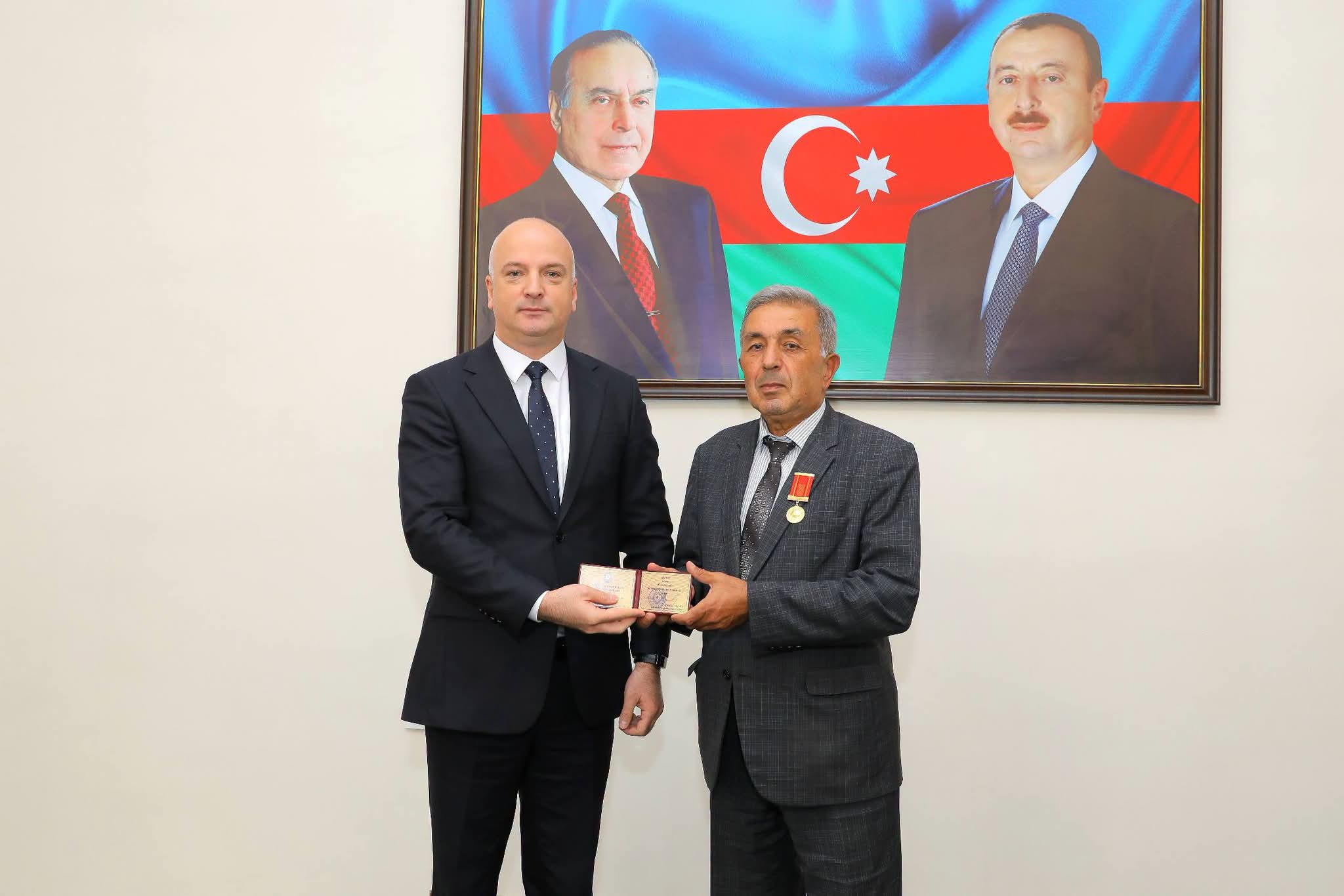 Etibar Quliyevə &ldquo;Dövlət qulluğunda fərqlənməyə görə&rdquo; medalı təqdim olunub