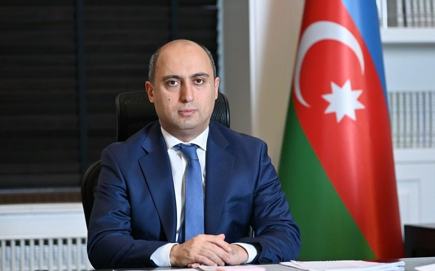 Emin Əmrullayev müəllim və şagirdlərə təşəkkür edib