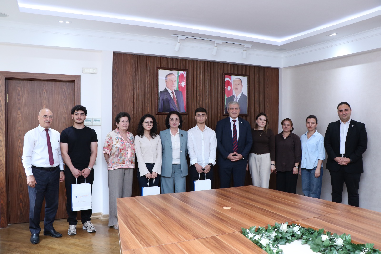 Rektor universitetə yüksək balla qəbul olunan tələbələrlə görüşüb