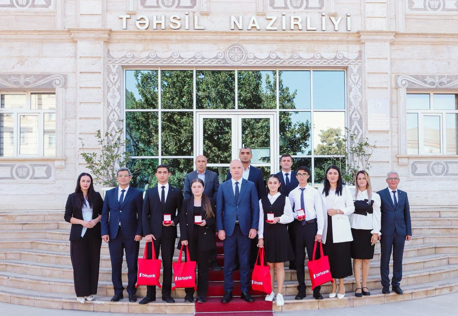 Qızıl və gümüş nişanla təltif olunan məzunlarla görüş keçirilib