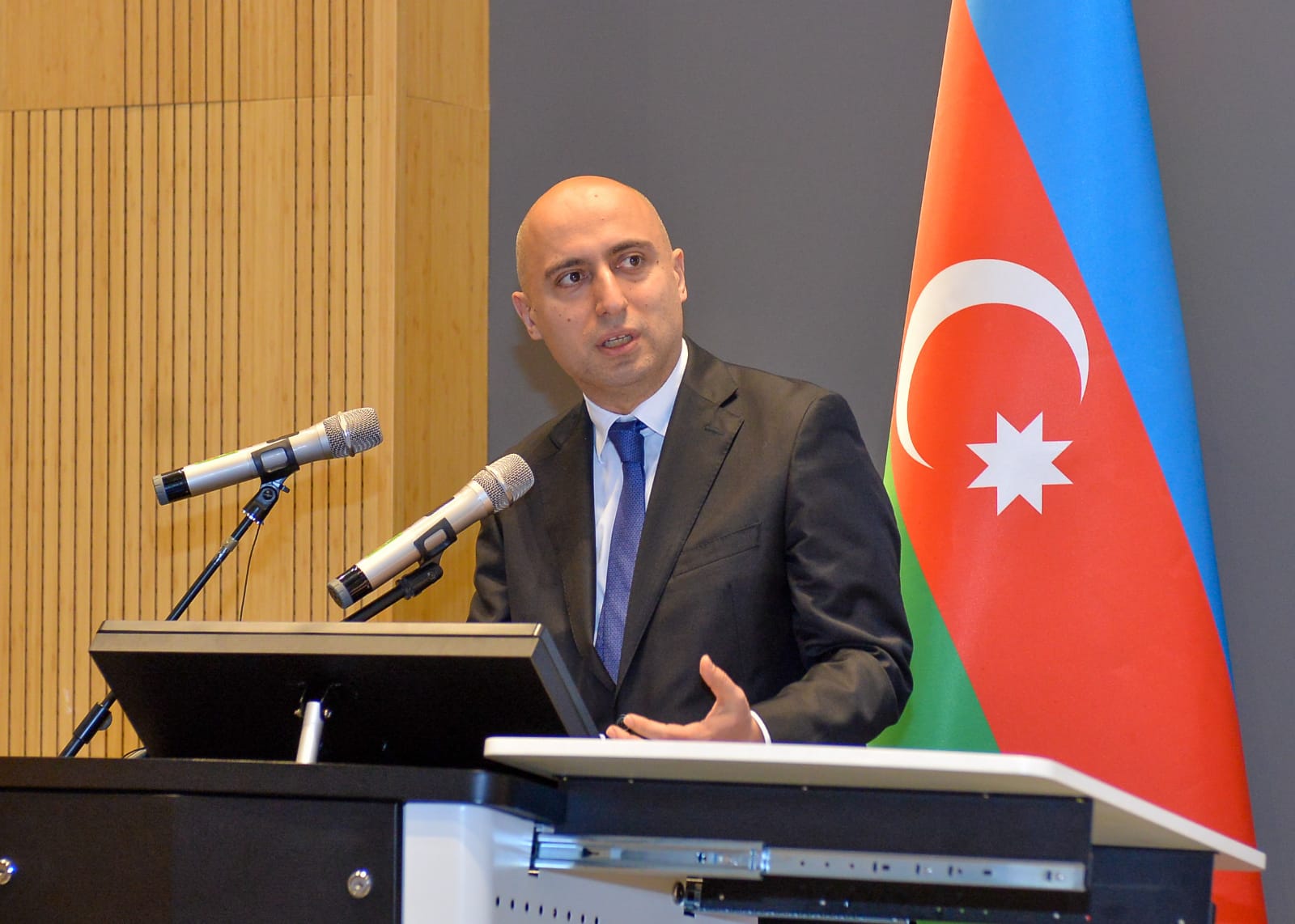 Emin Əmrullayevdən Bilik Günü təbriki