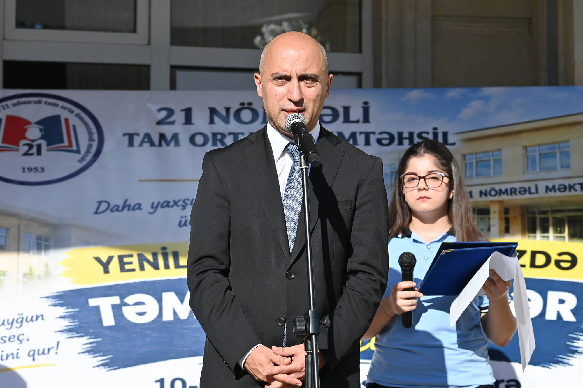 Emin Əmrullayev Bilik Günündə şagirdlərlə görüşdü