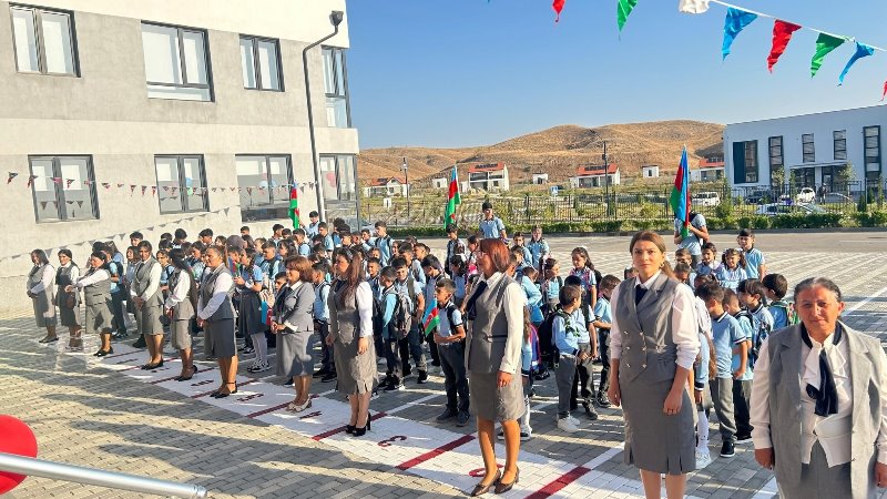 Bu məktəbdə müəllimlər vahid&nbsp;formaya keçdilər -&nbsp;FOTOLAR