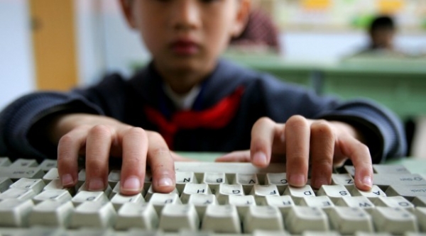 Uşaqları internetdən uzaq tutmaq lazımdır, yoxsa öyrətmək?